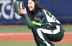 吉高由里子开球礼乱投一通后惨叫自己及观众齐大爆笑