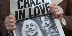 Lady Gaga小丑女造型曝光！「當眾強吻圍觀女子」網看片場照驚呼：素顏上陣？