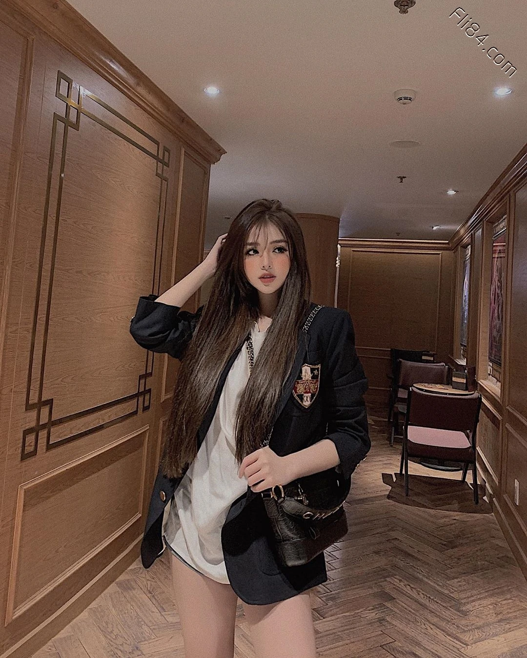 越南网红老板娘“Mai Phương Bui”自己开店当模特，身材自然不会很差！
