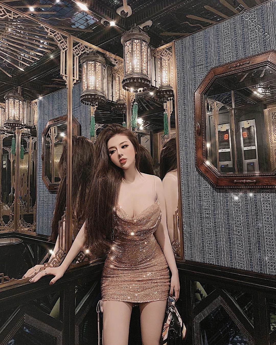越南网红老板娘“Mai Phương Bui”自己开店当模特，身材自然不会很差！