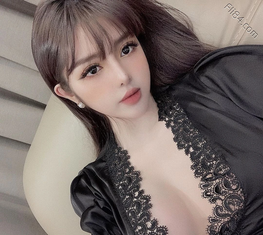 越南网红老板娘“Mai Phương Bui”自己开店当模特，身材自然不会很差！