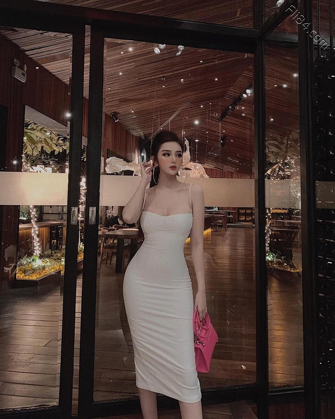 越南网红老板娘“Mai Phương Bui”自己开店当模特，身材自然不会很差！