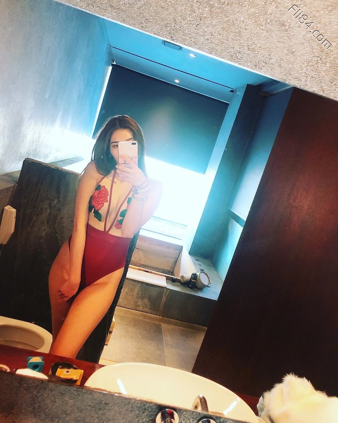 性感模特“妮莎Nisa”，两截式比基尼太诱惑了！
