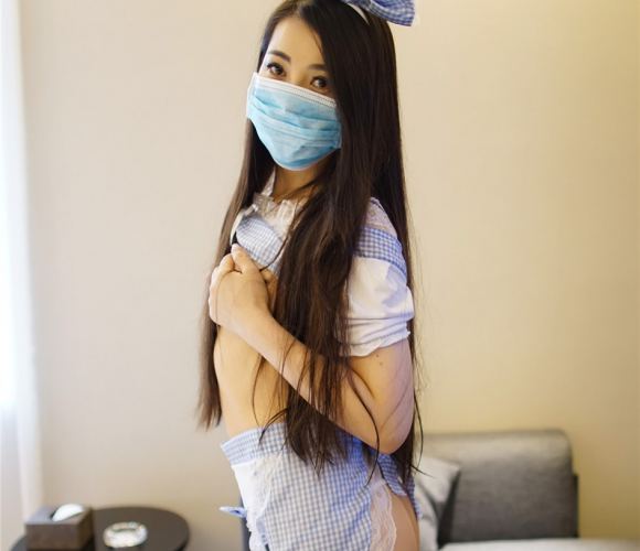 这里硬了乖过来舔一下—女体暴露众人