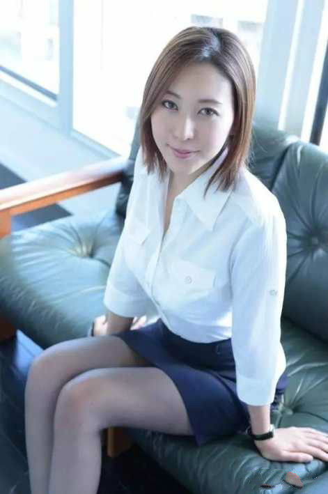 IPX-461:剥掉她腿上的丝袜、粗暴地玩弄她丰满的H罩杯大奶和只有老公才能进入的小穴 IPX-461:剥掉她腿上的丝袜、粗暴地玩弄她丰满的H罩杯大奶和只有老公才能进入的小穴