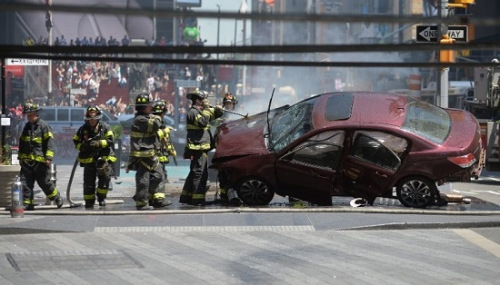 纽约时报广场驾车撞人司机疑酒驾 18岁女孩殒命