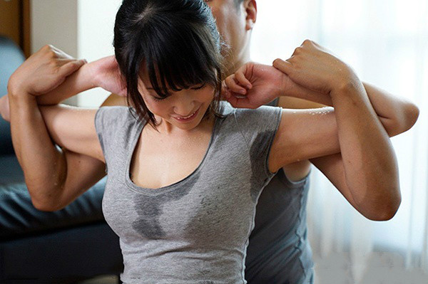 MEYD-545:重逢恩师下面也湿了…欲求不满巨乳人妻 长濑麻美 汗流浃背偷情! MEYD-545:重逢恩师下面也湿了…欲求不满巨乳人妻 长濑麻美 汗流浃背偷情!