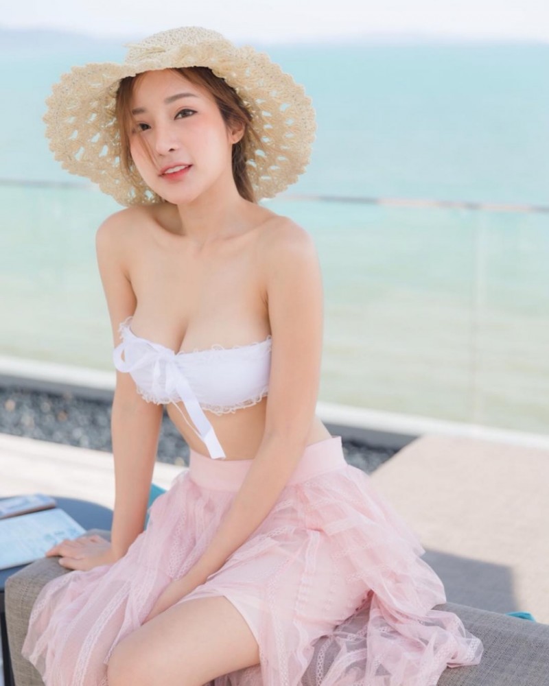 混血正妹 让人视线不得不往下的深邃乳沟,这个笑容这个奶整个犯规! 混血正妹 让人视线不得不往下的深邃乳沟,这个笑容这个奶整个犯规!