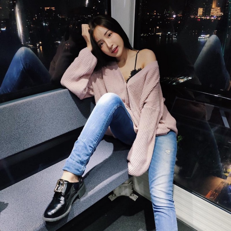 混血正妹 让人视线不得不往下的深邃乳沟,这个笑容这个奶整个犯规! 混血正妹 让人视线不得不往下的深邃乳沟,这个笑容这个奶整个犯规!