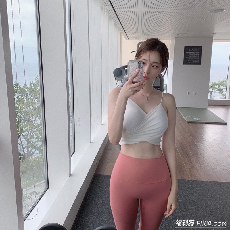今日妹子图20200322：韩国知性御姐김유빈 运动时胸型太美让人离不开眼！