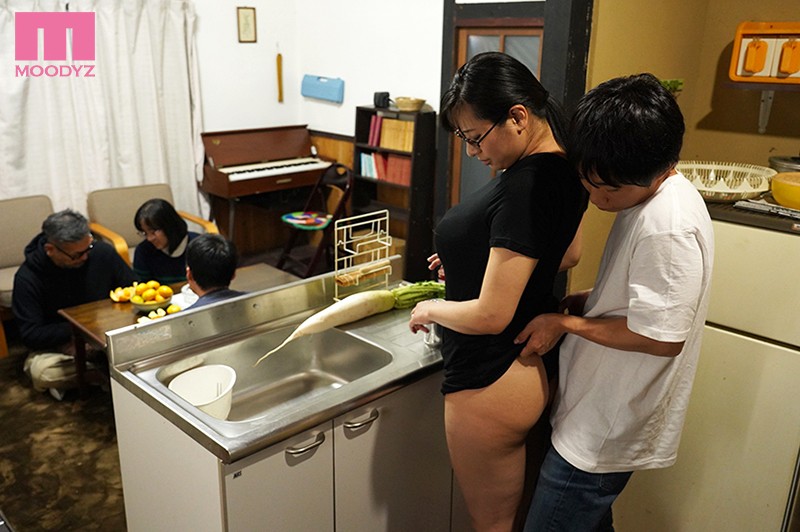 mimk-084：乡下大奶婶婶「春菜はな」肉穴实在是太紧太湿润太舒服，侄子不小心就内射进去&#8230;