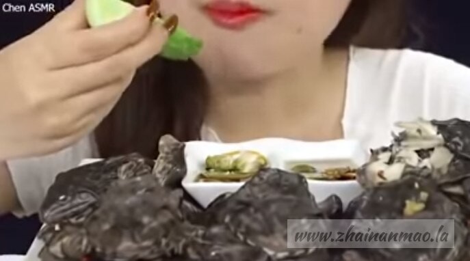 油管一越南女子生食青蛙被传疯！ 酱油蟹已经out啦～