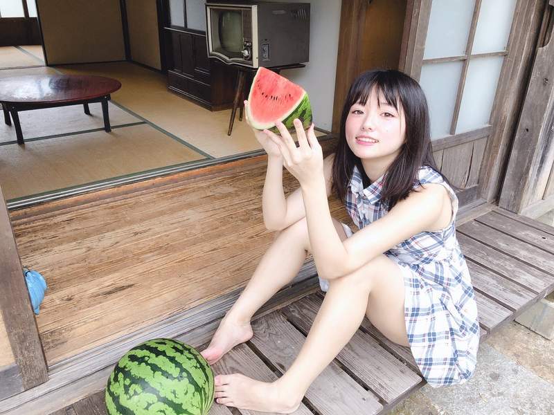 叶月つばさ最新写真不露点 清纯美女喜欢看18禁漫画