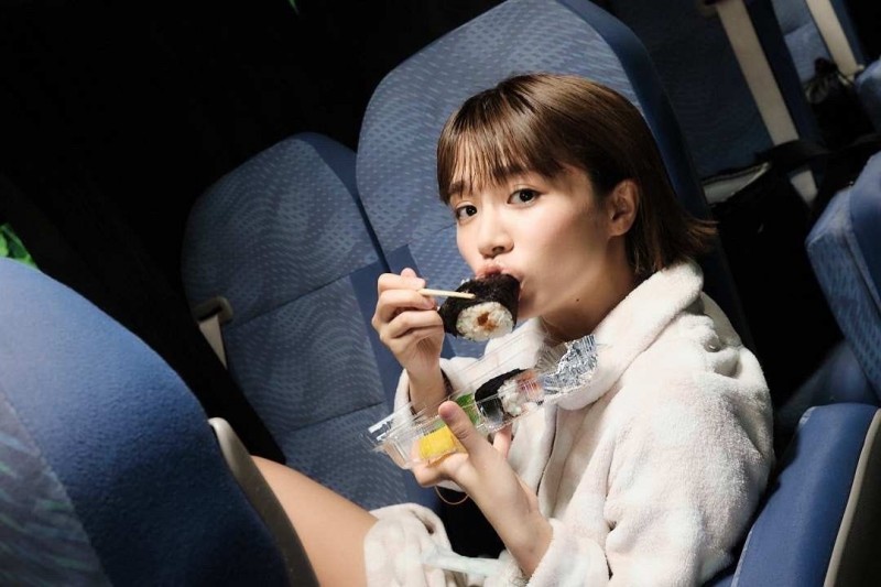 短发好逆龄!写真偶像《菜乃花》浑圆险溢出泳衣!