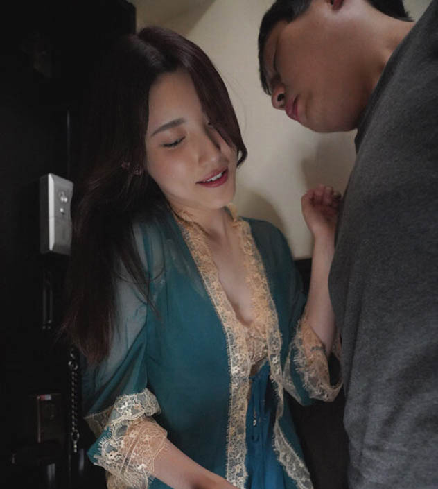 只隔一层楼的距离!MEYD-780饥渴人妻“森沢かな(森泽佳奈)”幽会邻居见面两分钟就插入