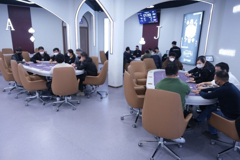 【EV扑克】玩家竞技|新年赛主赛事40人晋级第二轮 董平36.6万记分牌领跑C组!