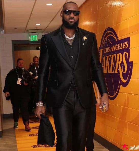 迈博体育:NBA一周穿搭,詹姆斯加冕行头大佬范