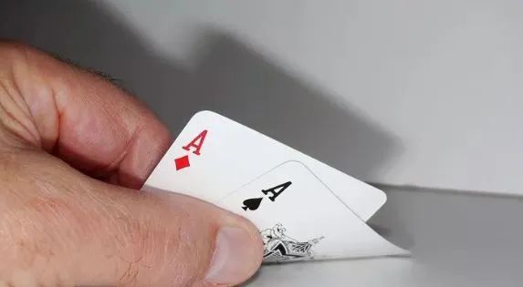 【EV扑克】教学:你要躲开的不是下风期,而是情绪失控