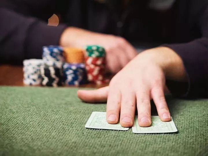 【EV扑克】牌局分析：当你剩余筹码不多时，这手牌还能玩吗？