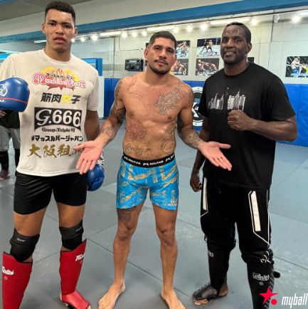 大发体育-亚历克斯在重量级比赛中击败乔恩，大发助力你的致富之路！