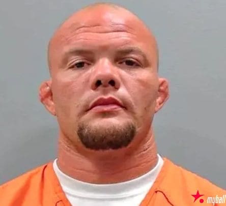 UFC名将安东尼·史密斯因家庭纠纷被捕,面临三项重罪指控,大发体育助力你的致富之路!